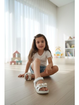 Enoch Ayı Figürlü Gold Aksesuarlı ve Deri Bantlı Şık Kız Çocuk Sandalet