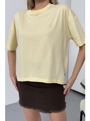 Giysa Kadın Bisiklet Yaka Kalp Kiraz Aksesuarlı %100 Pamuklu T-Shirt Sarı - 26Y 26521