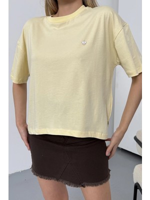 Giysa Kadın Bisiklet Yaka Kalp Kiraz Aksesuarlı %100 Pamuklu T-Shirt Sarı - 26Y 26521