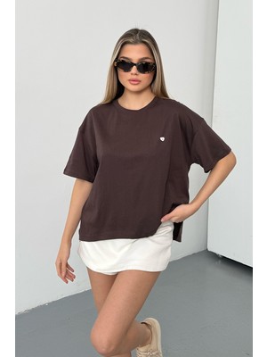 Giysa Kadın Bisiklet Yaka Kalp Kiraz Aksesuarlı %100 Pamuklu T-Shirt Kahverengi - 26Y 26521