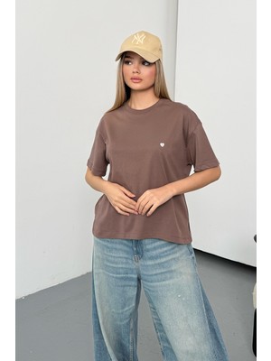 Giysa Kadın Bisiklet Yaka Kalp Kiraz Aksesuarlı %100 Pamuklu T-Shirt Açık Kahverengi - 26Y 26521