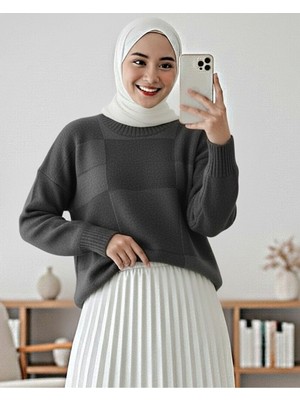 Modamorfo Kare Desenli Yuvarlak Yaka Yumoş Kazak -Füme