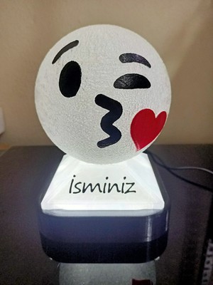3D Dönüşüm Atölyesi Kişiye Özel Hediyelik Isimli Kalpli Öpücük Emoji Dekoratif LED Lamba - Adaptörlü - Beyaz Işıklı