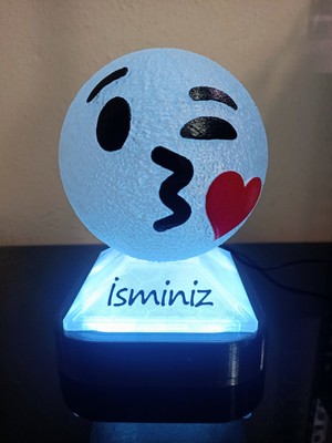 3D Dönüşüm Atölyesi Kişiye Özel Hediyelik Isimli Kalpli Öpücük Emoji Dekoratif LED Lamba - Adaptörlü - Mavi Işıklı