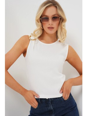 Hiccup Kadın Bdart Fitilli Yuvarlak Yakalı Kolsuz Bluz, Aksesuar Detaylı Beyaz