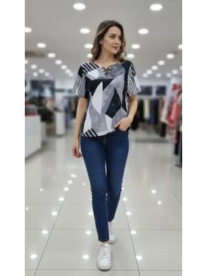 MiraLive Miray- Desenli Püsküllü Viskon Bluz Bebe Yaka Kısa Kollu Big Size Rahat Kesim - Desenli