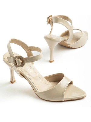 Dilimler Ayakkabı Kadın Ince Topuklu Sandalet Bej Parlak Cilt Taşlı Toka Kalın Tekbantlı