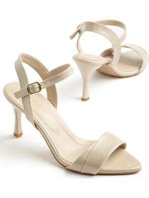 Dilimler Ayakkabı Kadın Ince Topuklu Sandalet Bej Parlak Cilt Kalın Tekbantlı