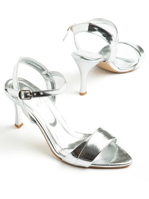 Dilimler Ayakkabı Kadın Ince Topuklu Sandalet Gümüş Parlak Cilt Kalın Tekbantlı