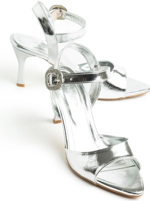 Dilimler Ayakkabı Kadın Ince Topuklu Sandalet Gümüş Parlak Cilt Taşlı Toka Kalın Tekbantlı