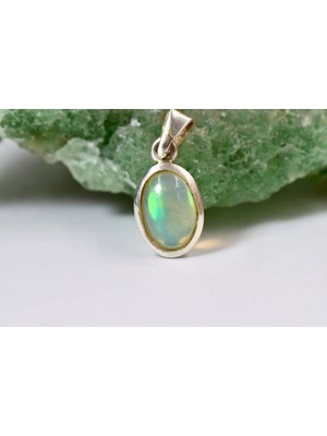Doğaltaş Gümüş Opal Kolye – Işıltılı Renk Oyunları ve Zarif Şıklık