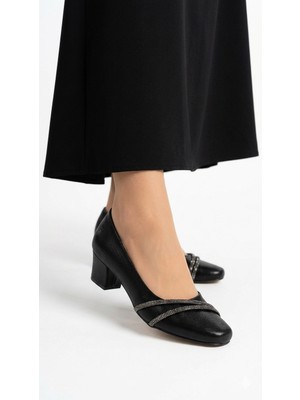 Kaof Shoes Kadın Siyah Kısa Kalın Topuklu Ayakkabı Suni Deri Kaydırmaz Taban ile Şık Tasarım
