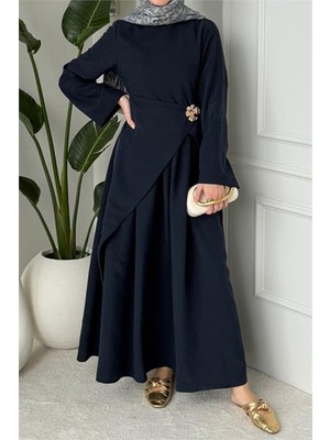 Neşeli Butik Kadın Lacivert Broş Detaylı Drapeli Tam Boy Tesettür Elbise