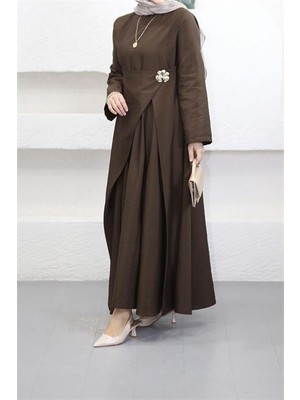 Neşeli Butik Kadın Kahverengi Broş Detaylı Drapeli Tam Boy Tesettür Elbise