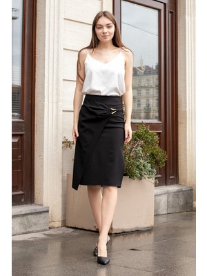 Jument Kadın Hafif Likralı Kumaş Kruvaze Aksesuarlı Yan Derin Yırtmaçlı Diz Altı Kalem Etek-Siyah