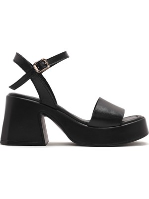 Derimod Kadın Siyah Bilekten Tokalı Kalın Topuklu Platformlu Deri Sandalet 26SFD130818