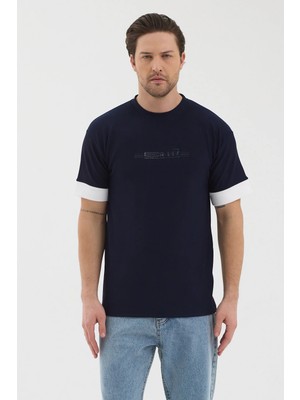 Werroni Erkek Lacivert Renk Jakarlı Kumaş Beyaz Kalın Şerit Kol Detaylı Baskılı Slim Fit T-Shirt