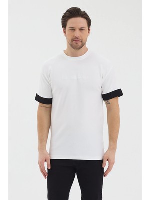 Werroni Erkek Beyaz Renk Jakarlı Kumaş Siyah Kalın Şerit Kol Detaylı Baskılı Slim Fit T-Shirt