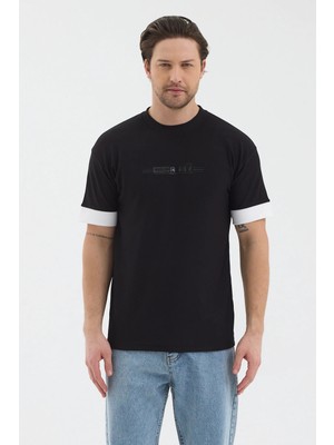 Werroni Erkek Siyah Renk Jakarlı Kumaş Beyaz Kalın Şerit Kol Detaylı Baskılı Slim Fit T-Shirt