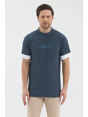 Werroni Erkek Petrol Mavi Renk Jakarlı Kumaş Beyaz Kalın Şerit Kol Detaylı Baskılı Slim Fit T-Shirt