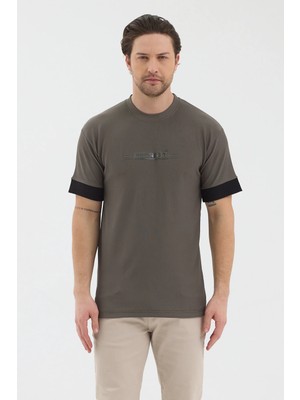 Werroni Erkek Haki Renk Jakarlı Kumaş Siyah Kalın Şerit Kol Detaylı Baskılı Slim Fit T-Shirt
