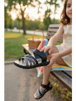 Enoch Parıltılı Çapraz Şeritli ve Tırtıklı Esnek Tabanlı Modern Çocuk Sandalet