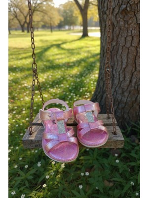 Enoch Simli Çapraz Bantlı ve Parlak Dokulu Şık Kız Çocuk Sandalet