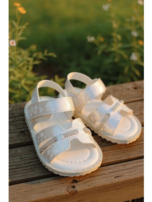 Enoch Kalp Desenli Simli Bant ve Taş Şeritli Konforlu Çocuk Sandalet