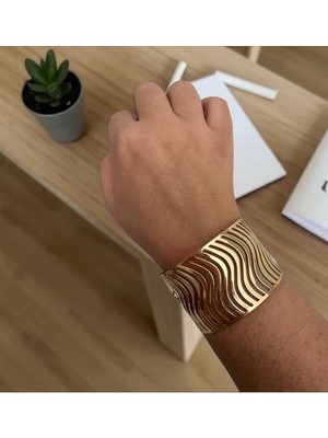 ALS Tasarım Dünyası Kadın Çelik Geometrik Çizgili Kola Geçirmeli Model Bileklik
