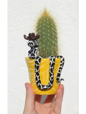 El Yapımı Seramik Saksı - Kalemlik Kovboy Şapkalı Siyah Beyaz Yılan Figürlü