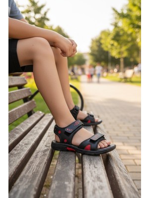 Enoch Dinamik Baskılı Siyah Çift Bantlı ve Yüksek Zemin Tutuşlu Sportif Çocuk Sandalet