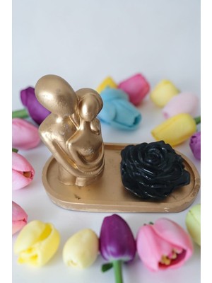 Doğal Altın Renkli Sarılan Çift Biblosu ve Siyah Gül Detaylı Dekoratif Sunum Tablası