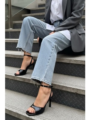 Divolya Sara Siyah Kırışık Bileği Sarma  (8 Cm) Kare Burun Topuklu Ayakkabı