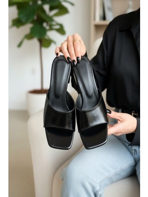 Divolya Tigra Siyah Kırışık Rugan (4 cm Topuk Boyu ) Kare Burun Topuklu Terlik Ayakkabı