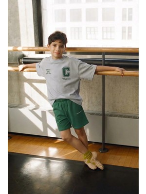 Magu Erkek Çocuk Pamuklu Gri Baskılı T-Shirt ve Yeşil Şort Takım - Kolej Temalı