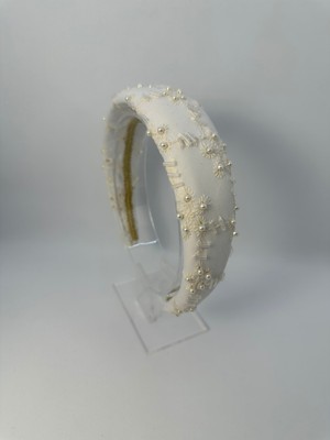 Özbience Beyaz Pamuklu Saç Aksesuarı, Inci ve Taş Işlemeli Şık Taç