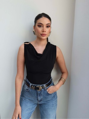 Esra Helvacı Sıfır Kol Tokalı Degaje Yaka Bluz