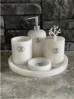 Özbience Beyaz Mermer ve Mercan Detaylı 5'li Banyo Seti, Şıklık ve Fonksiyonellik