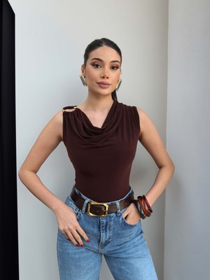 Esra Helvacı Sıfır Kol Tokalı Degaje Yaka Bluz