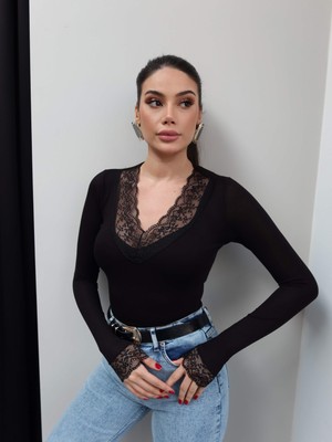 Esra Helvacı V Yaka Dantelli Bluz