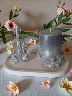 Doğal Gümüş Estetik Keman ve Floral Silindir Dekoratif Mum Seti – El Yapımı Sanatsal Tasarım