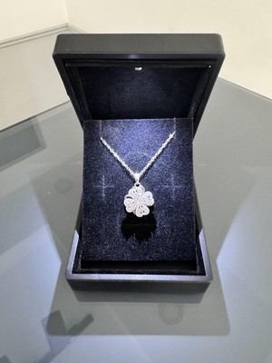 Gözde Aksesuarım Işıklı Kutuda Dönebilen Kar Tanesi Kolye Çelik