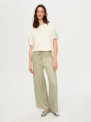 Faik Sönmez Kolları 3 Boyutlu Çiçek Aplike Detaylı Yuvarlak Yaka T-Shırt S26TSH067