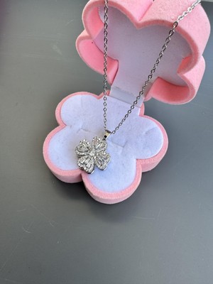 Gözde Aksesuarım Dönebilen Gümüş Renk Çiçek Kolyesi Çelik