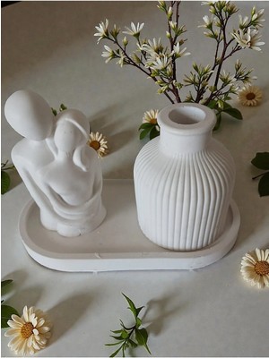 Doğal Minimalist Beyaz Dekoratif Set | Sarılan Çift Heykeli & Çizgili Vazo – Oval Tablalı
