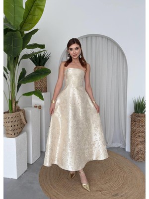 Moda Durağı Saten Jakarlı Tasarım Kloş Straplez Elbise Gold