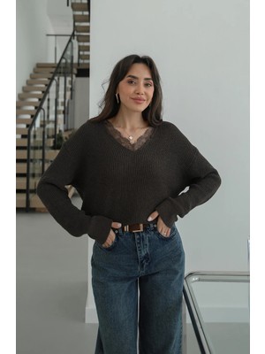 Havoş Kahverengi Yakası ve Etek Ucu Dantelli Kazak