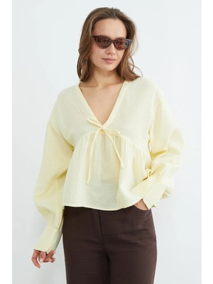 FullaModa Bağlama Detaylı V Yaka Müslin Kumaş Bluz