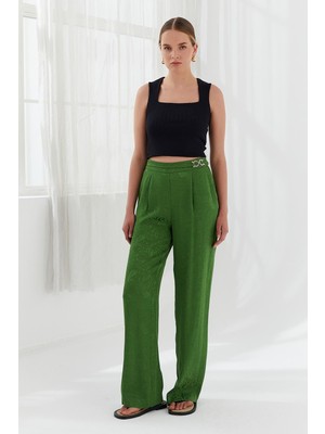 Kadın Yüksek Bel Jarse Parlak Kumaş Belde Gold Metal Detay Uzun Boy Yeşil Pantolon NAAR12239-YEŞİL