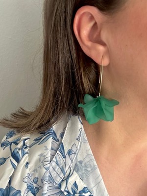 ALS Tasarım Dünyası Kadın Yeşil Renk Akrilik Üst Kısmı Altın Kaplama Yapraklı Sallantılı Şık Küpe Uzunluk 7 cm